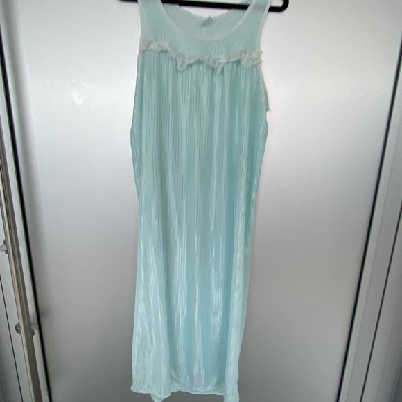 Beautiful Vintage Nightgown and Robe set - Picture 2 of 10